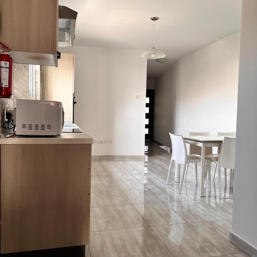 F4 Room 3, Private Room Two Single Beds Shared Bathroom Msida Exterior photo