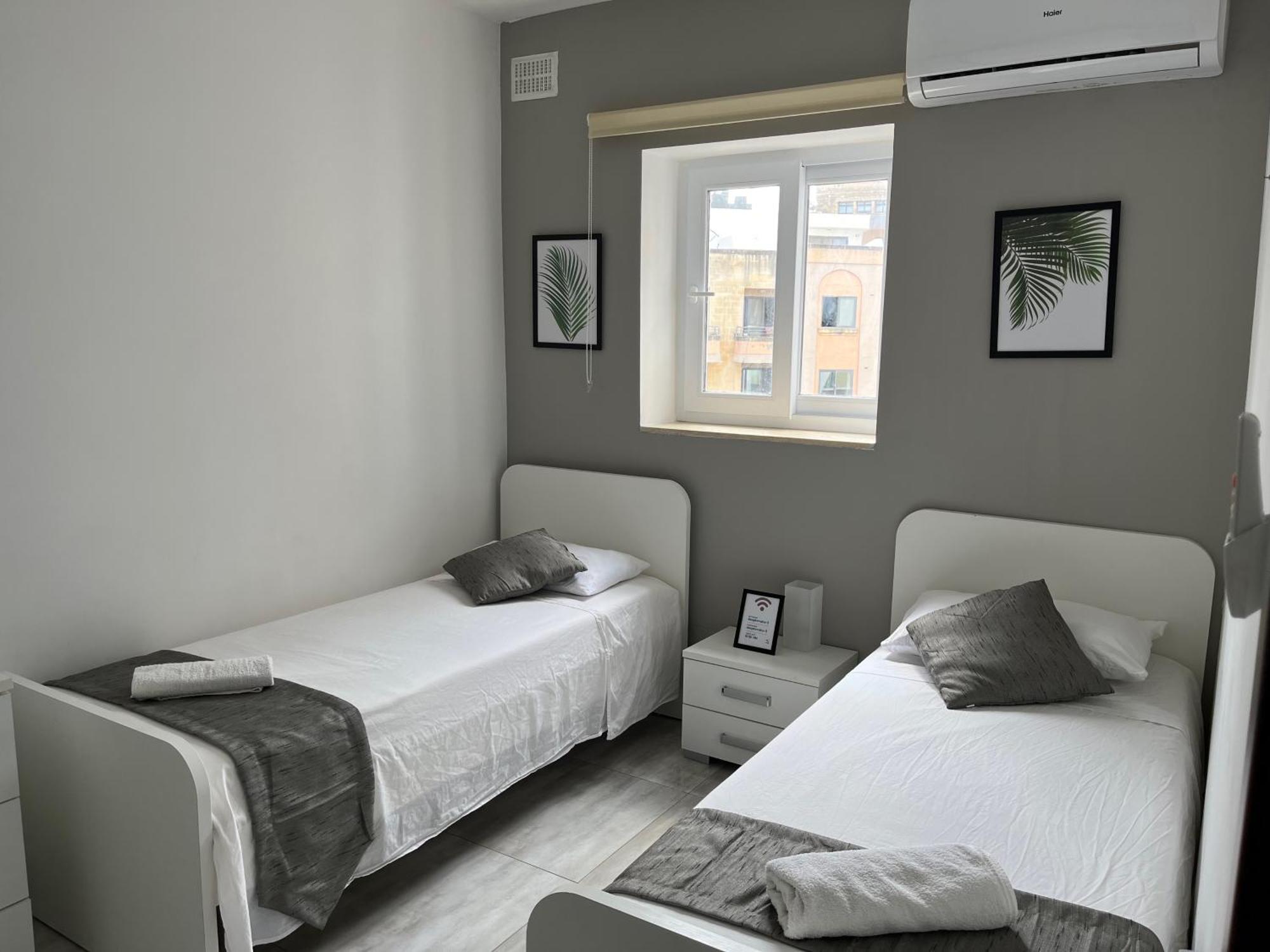 F4 Room 3, Private Room Two Single Beds Shared Bathroom Msida Exterior photo